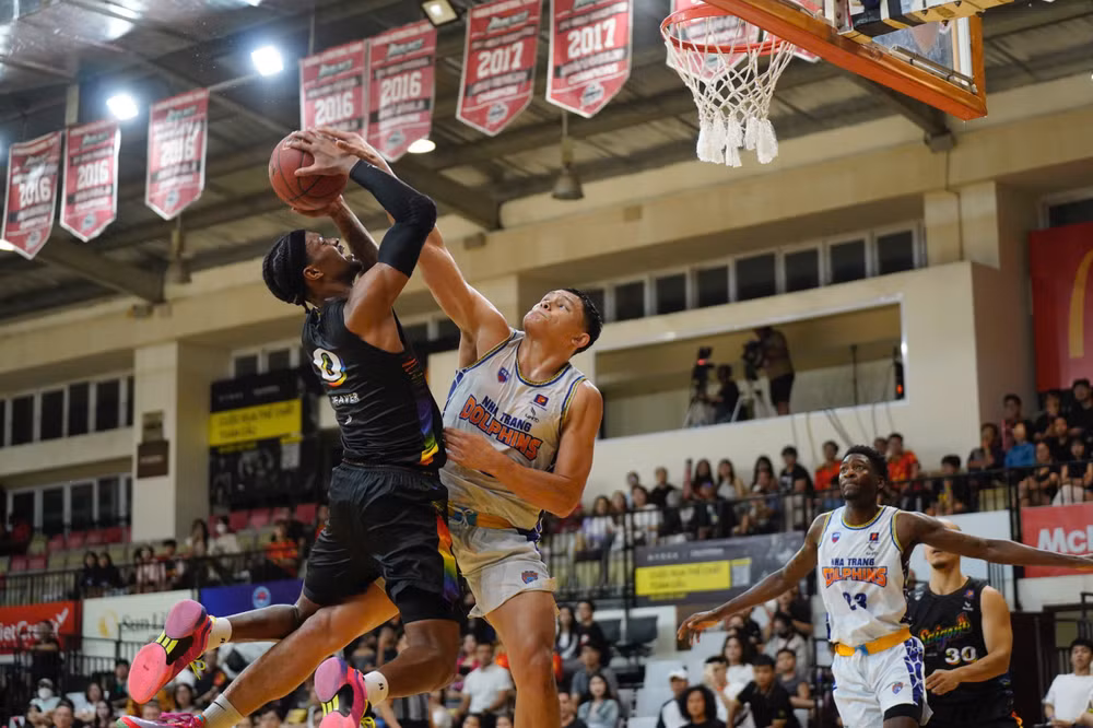 Elijah Weaver đối đầu trực diện với Dominique Tham ở khu vực cận rổ. (Ảnh: VBA)