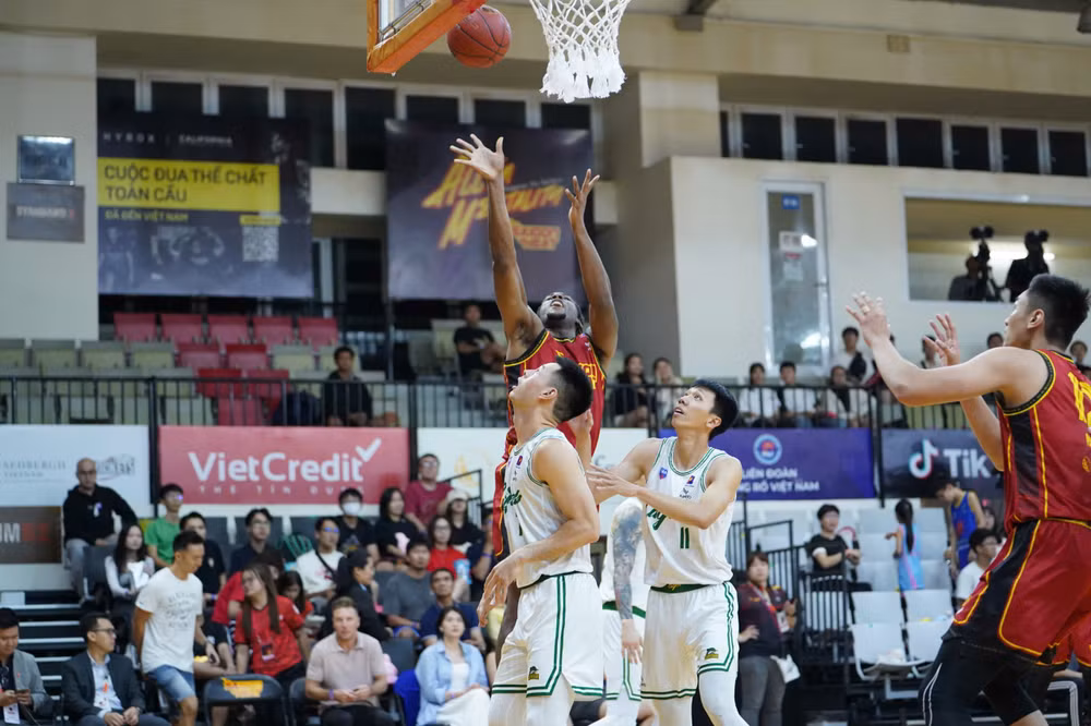 Jevonnie Scott không có đối thủ ở khu vực cận rổ. (Ảnh: VBA)