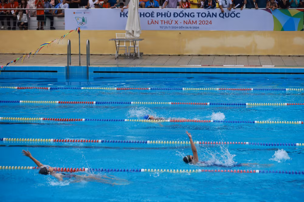 Các vận động viên thi đấu nội dung bơi ngửa 50m nữ.