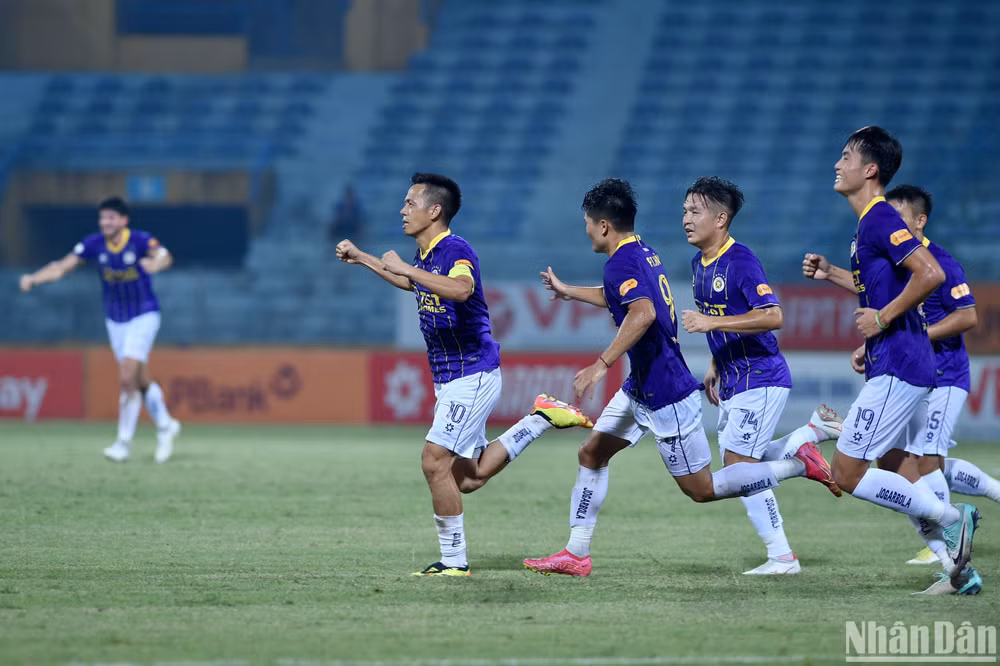 Văn Quyết ghi bàn thắng quan trọng ở những phút cuối cùng của trận đấu. (Ảnh: TRẦN HẢI)