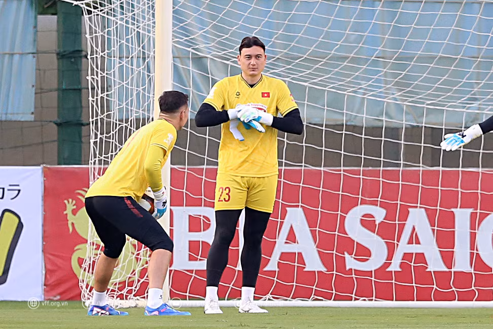 Đặng Văn Lâm tập luyện cùng các đồng đội nhằm chuẩn bị cho trận đấu gặp đội tuyển Nga và Thái Lan. (Ảnh: VFF)