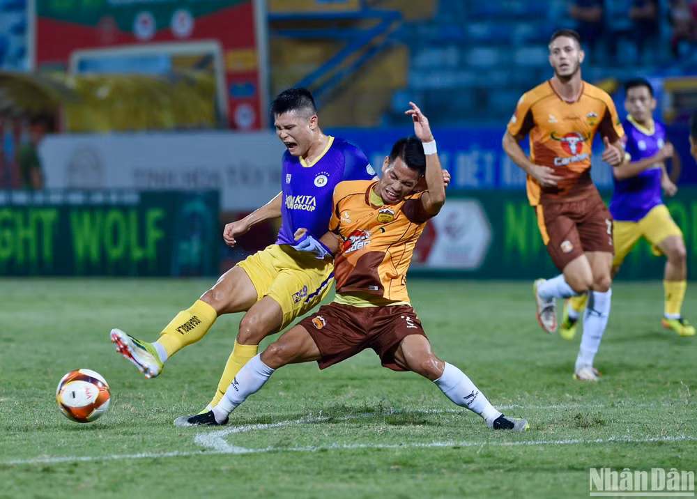 Tuấn Hải chịu sự theo sát của các cầu thủ Hoàng Anh Gia Lai. (Ảnh: TRẦN HẢI)