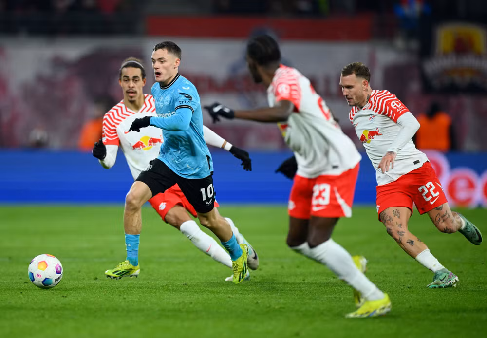 Florian Wirtz (áo xanh) thi đấu ấn tượng dù mới 20 tuổi. (Ảnh: Reuters)