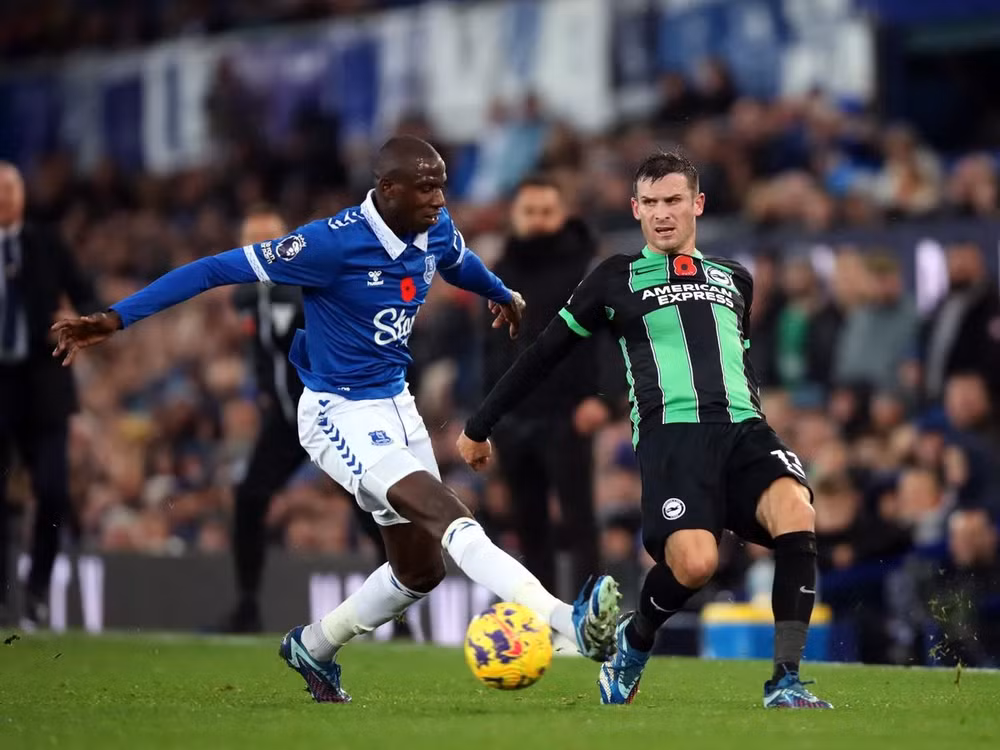 Pascal Gross (phải) là cái tên không thể thay thế của Brighton. (Ảnh: Alamy)