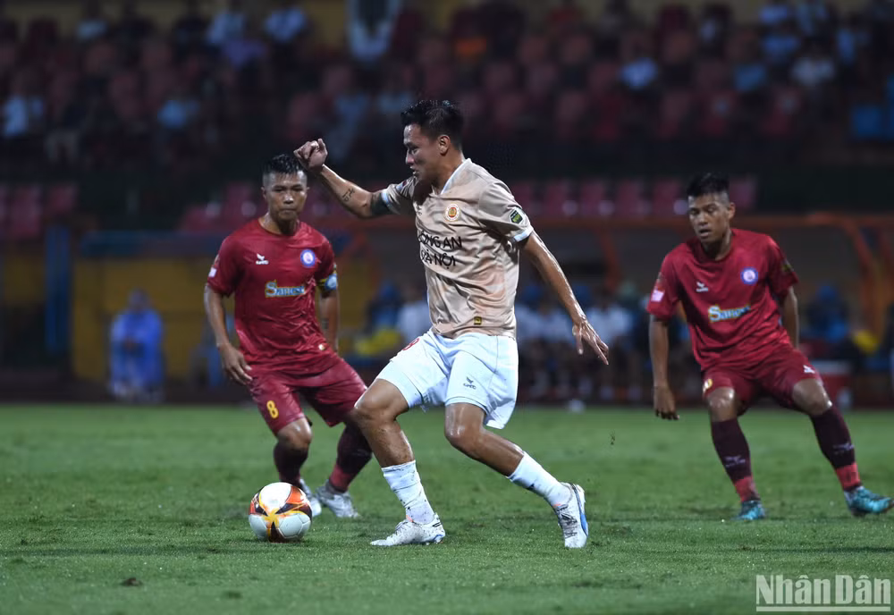 Công an Hà Nội chủ động chơi tấn công. (Ảnh: TRẦN HẢI)