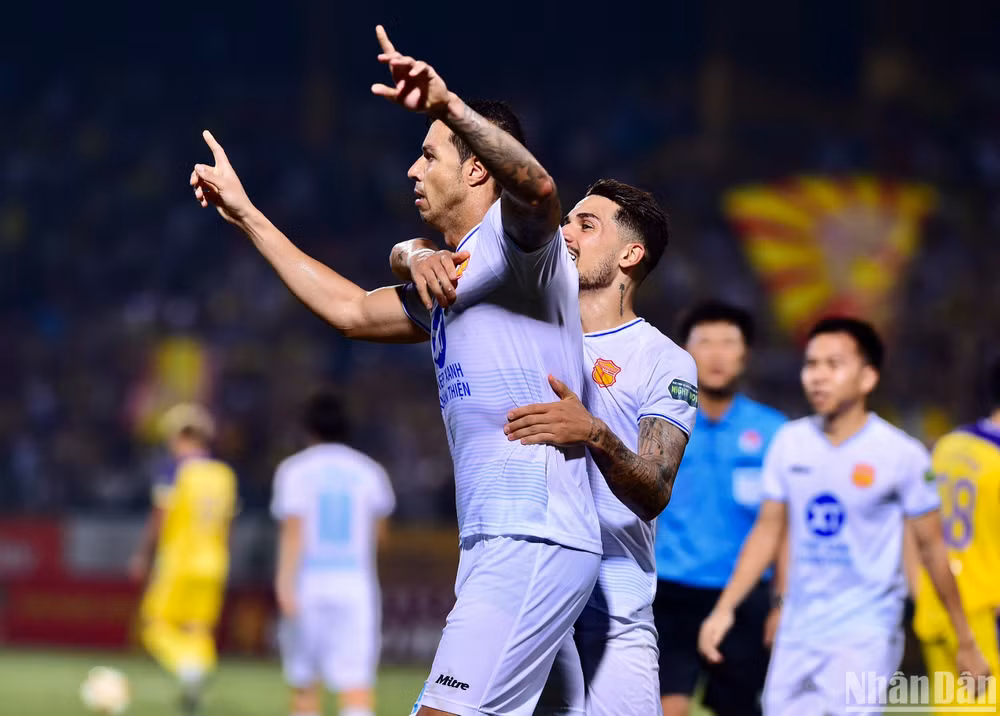 Lucas ghi bàn thắng quyết định.