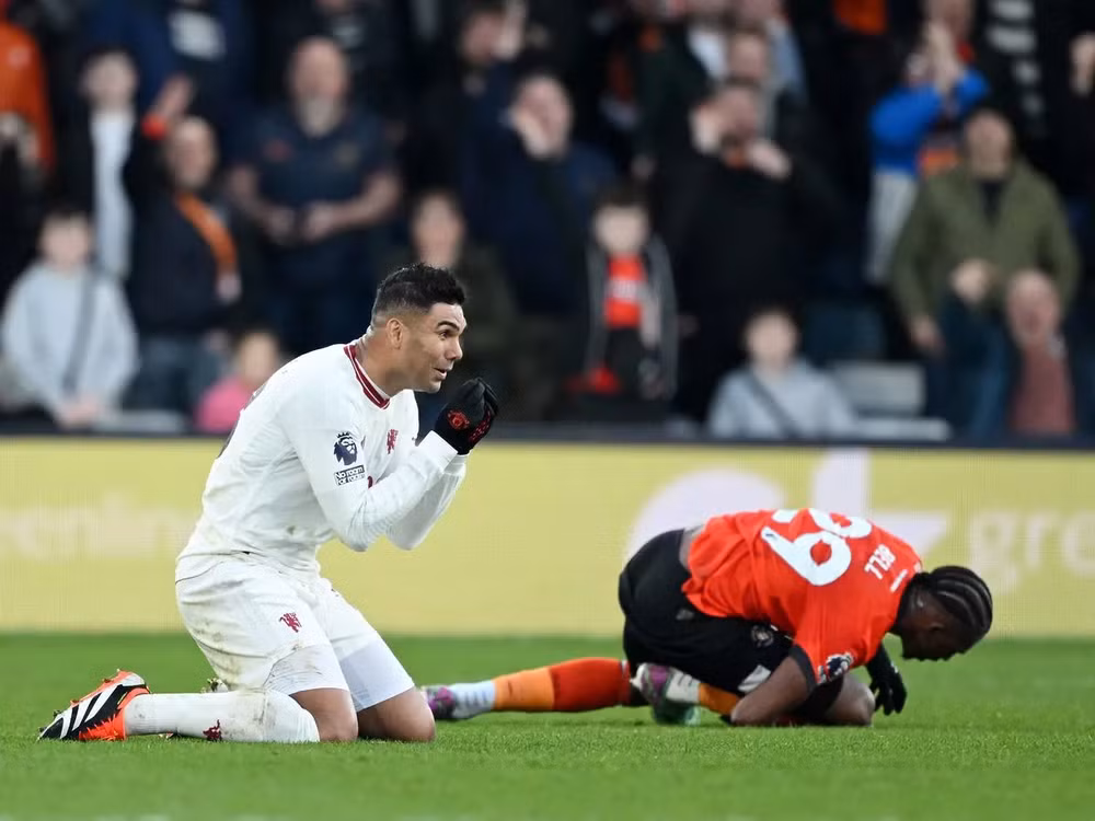 Casemiro đánh mất phong độ ở mùa giải này. (Ảnh: The Mirror)