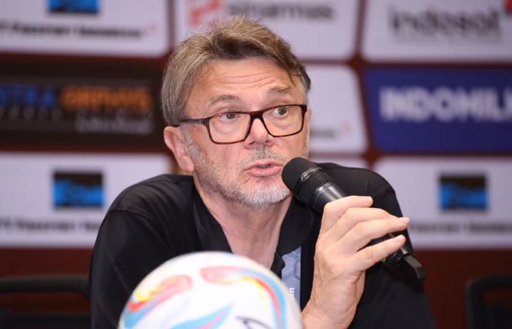 Huấn luyện viên Philippe Troussier trả lời họp báo sau trận thua 0-1 trước Indonesia. (Ảnh: VFF)