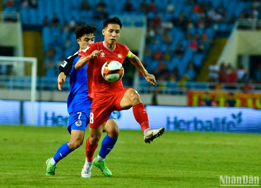 Đội trưởng Hùng Dũng thi đấu hiệu quả ở tuyến giữa.