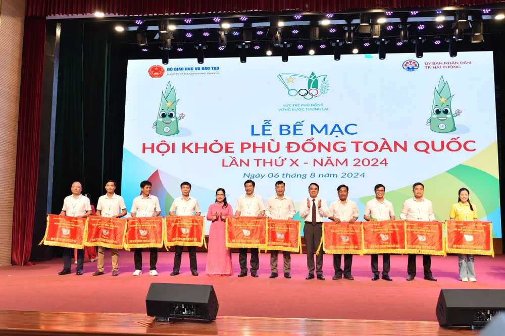 Ban tổ chức trao giải cho các đơn vị có thành tích Xuất sắc tại Hội khỏe Phù Đổng toàn quốc lần thứ X.