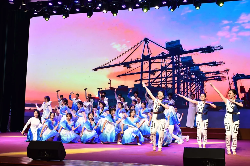 Tiết mục văn nghệ về thành phố Cảng, thành phố Hải Phòng tại Lễ Bế mạc Hội khỏe Phù Đổng.