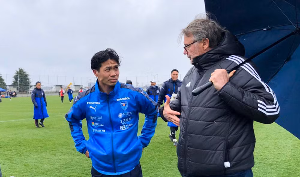 Huấn luyện viên Phillippe Troussier gặp gỡ cầu thủ Công Phượng trên sân tập của câu lạc bộ Yokohama. (Ảnh: VFF)