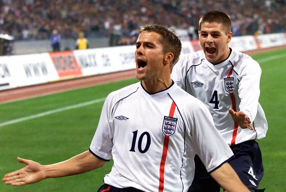 Michael Owen ghi bàn tại cho đội tuyển Anh. (Ảnh: Gettys)