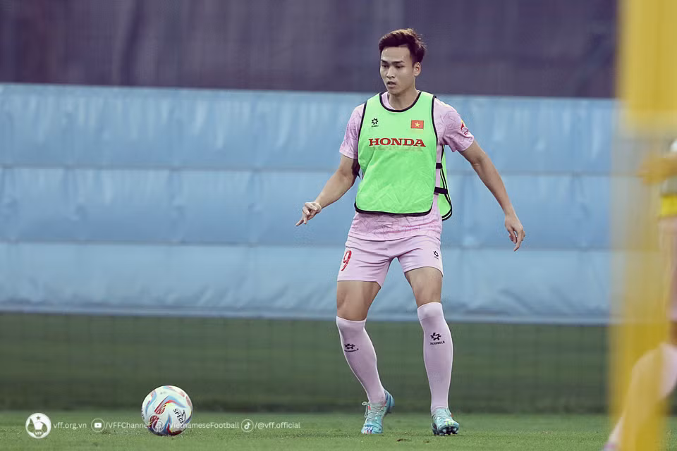 Hậu vệ Bùi Hoàng Việt Anh tại buổi tập chiều 17/3. (Ảnh: VFF)