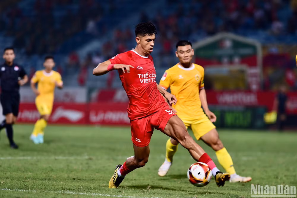 Pedro Henrique bỏ lỡ quả penalty đáng tiếc sau khi ghi bàn gỡ hòa.