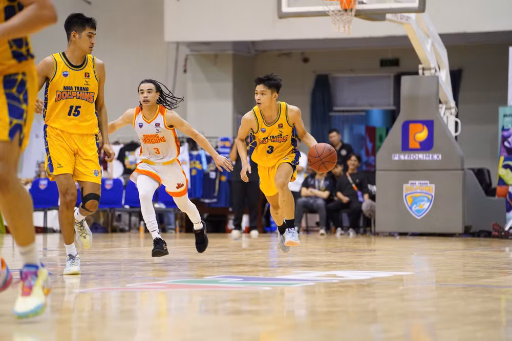 Nguyễn Hoàng Phúc tỏa sáng giúp Nha Trang Dolphins duy trì lợi thế. (Ảnh: VBA)
