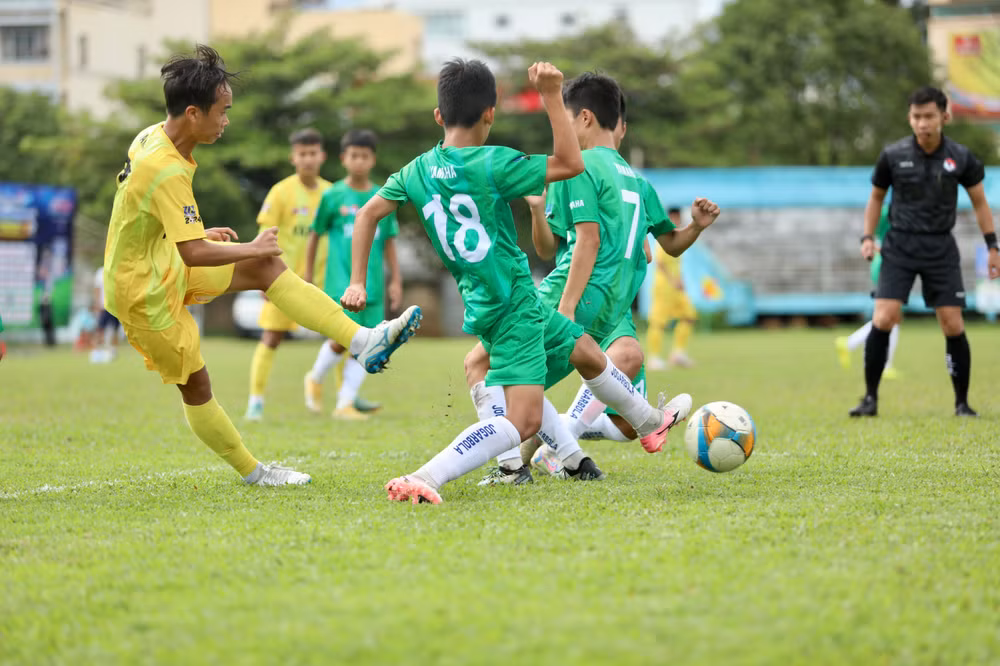 U13 Sông Lam Nghệ An (áo vàng) thi đấu áp đảo U13 Hà Nội.