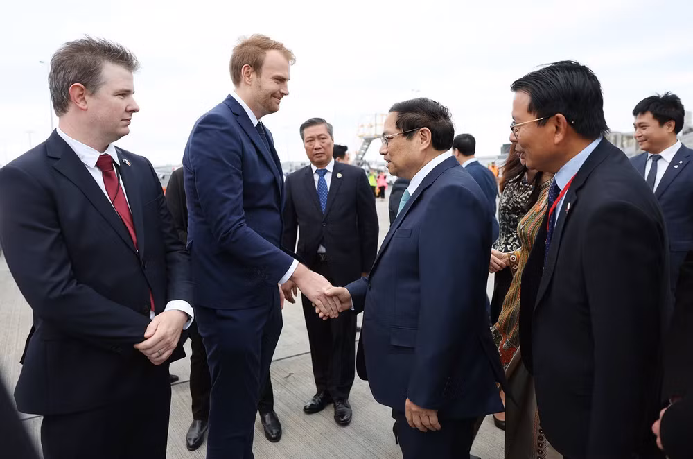 Đại diện Chính phủ New Zealand tiếp đón Thủ tướng Phạm Minh Chính tại sân bay quốc tế Auckland. (Ảnh: DƯƠNG GIANG/TTXVN)
