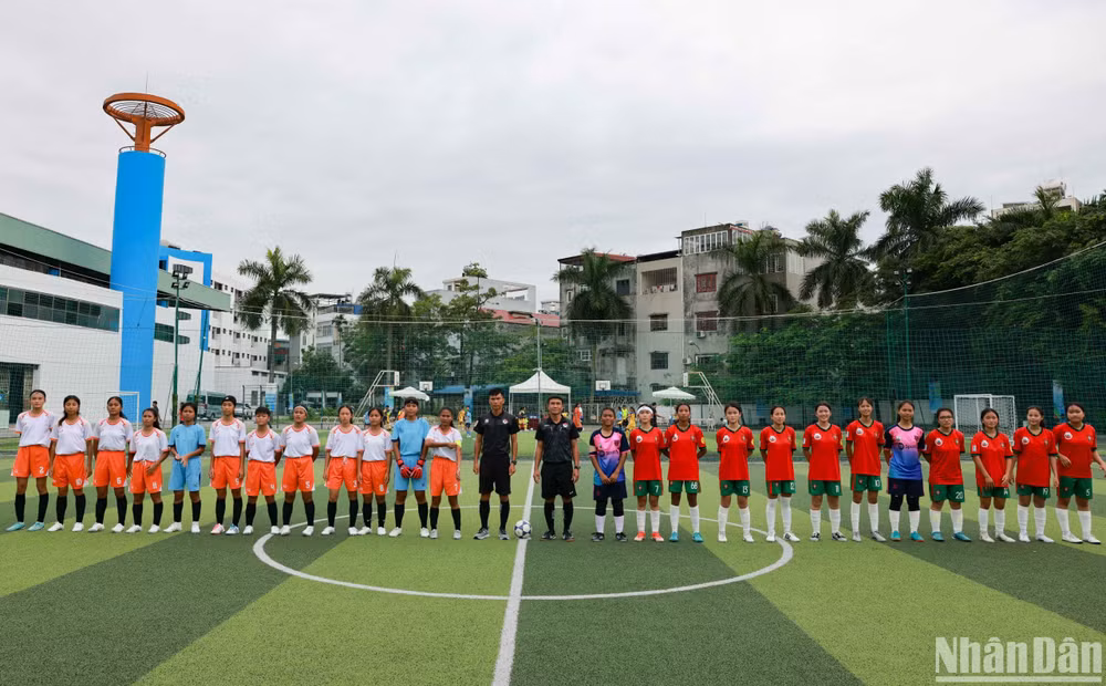 Các trọng tài cùng các cầu thủ ở bộ môn bóng đá nữ.