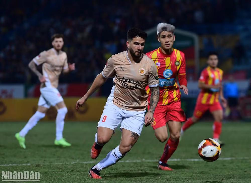 Công an Hà Nội tiếp đón Đông Á Thanh Hóa trên sân nhà Hàng Đẫy. (Ảnh: TRẦN HẢI)