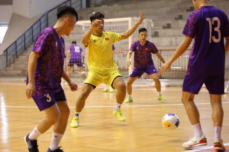 Đội tuyển futsal Việt Nam có buổi tập đầu tiên tại Thái Lan. (Ảnh: VFF)