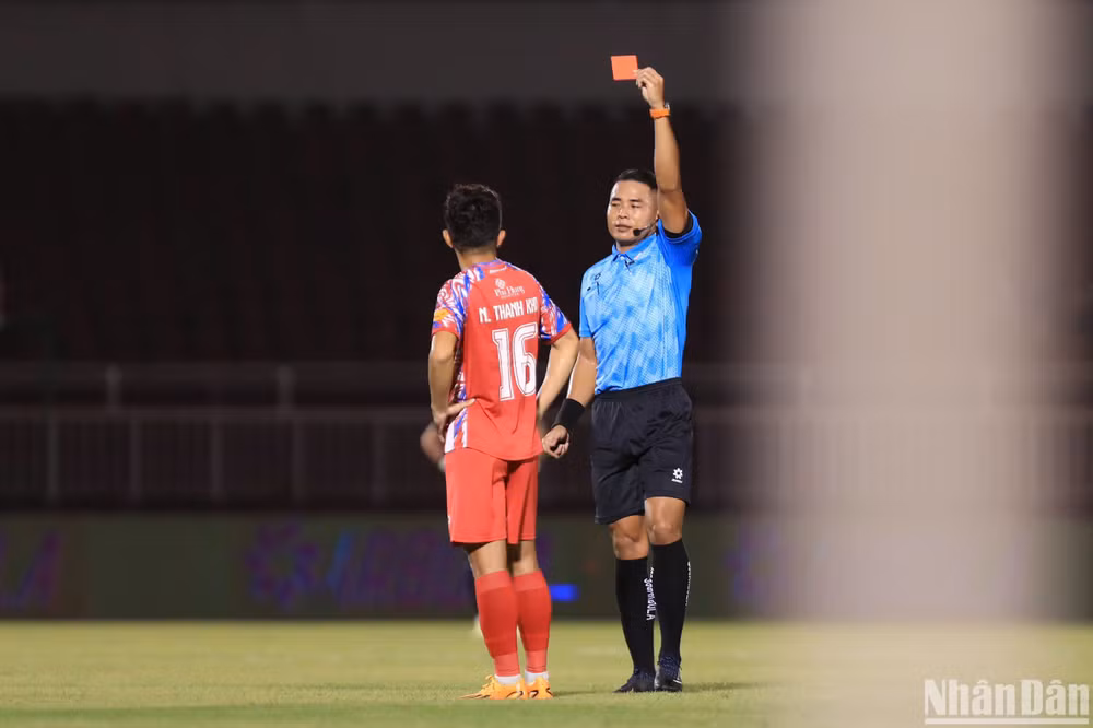 Thanh Khôi nhận thẻ đỏ trực tiếp từ rất sớm. (Ảnh: SƠN TÙNG)