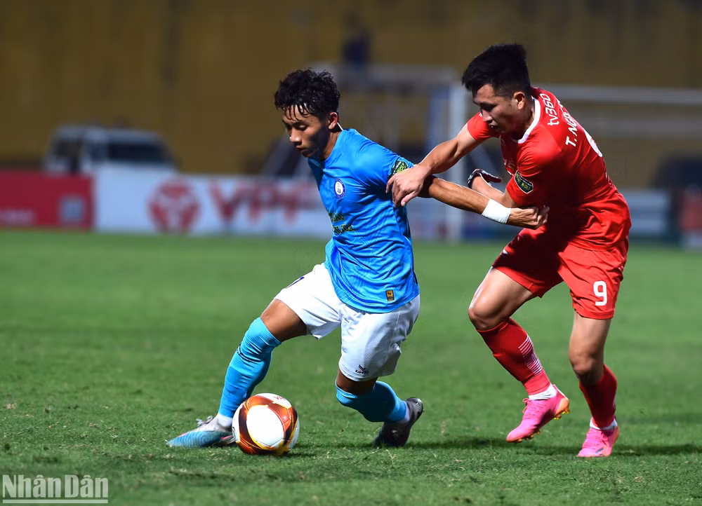 Sự quyết liệt của các cầu thủ Khánh Hòa.