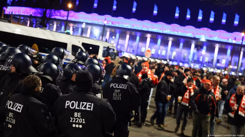 Lực lượng cảnh sát được điều động tới các sân vận động. (Ảnh: Reuters)