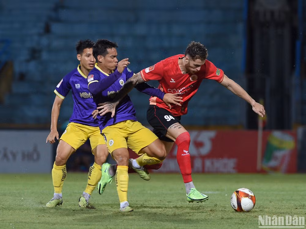 Công an Hà Nội thi đấu lấn lướt nhưng thua Hà Nội vào những phút cuối cùng. (Ảnh: TRẦN HẢI)