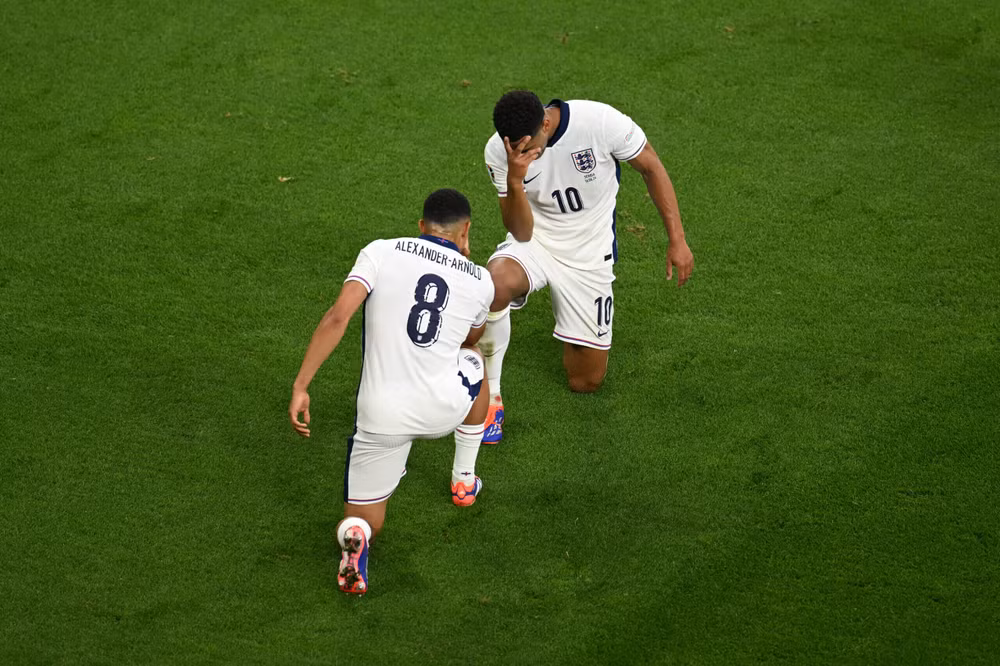 Màn ăn mừng được dành để tôn vinh đội ngũ nhân viên hậu trường. (Ảnh: Getty)