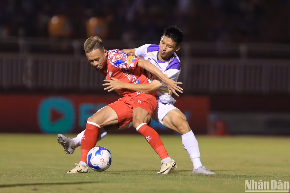 Trận đấu diễn ra căng thẳng với nhiều pha va chạm. (Ảnh: SƠN TÙNG)
