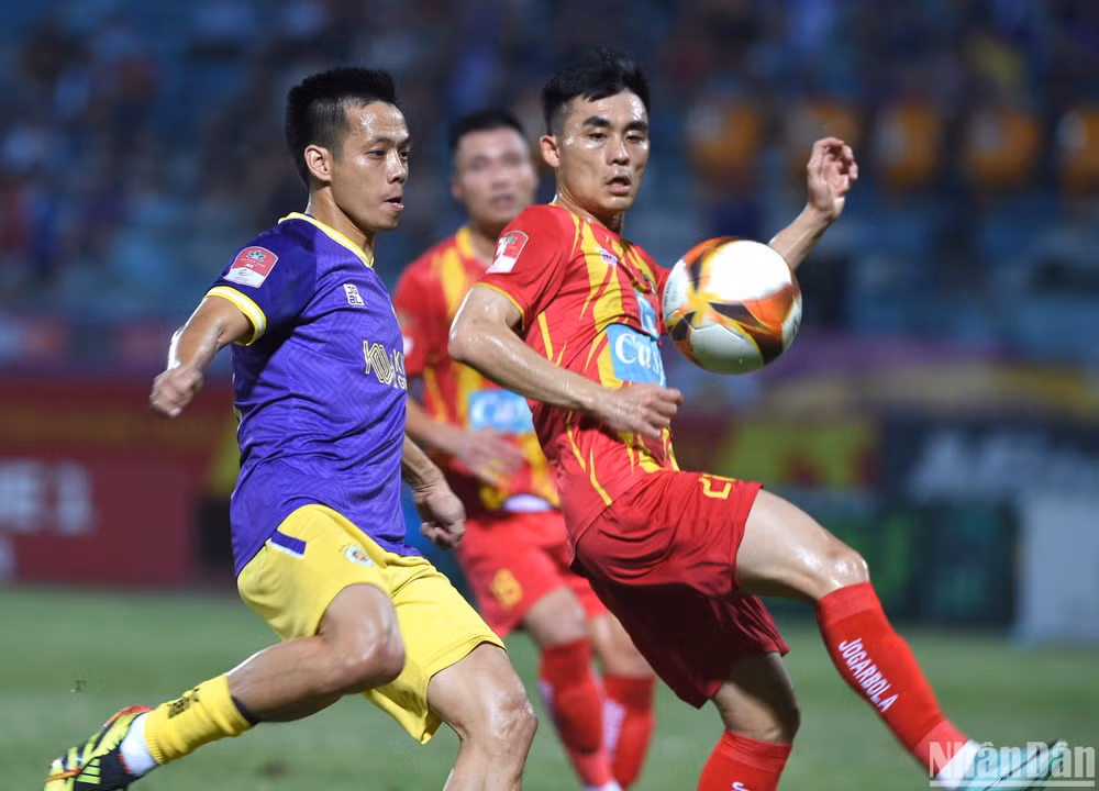 Văn Quyết ghi ấn đậm nét tại trận đấu gặp Thanh Hóa tối 21/5. 