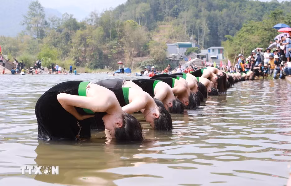 Các cô gái Thái trong Lễ hội Áp Hô Chiêng (Lễ hội gội đầu).