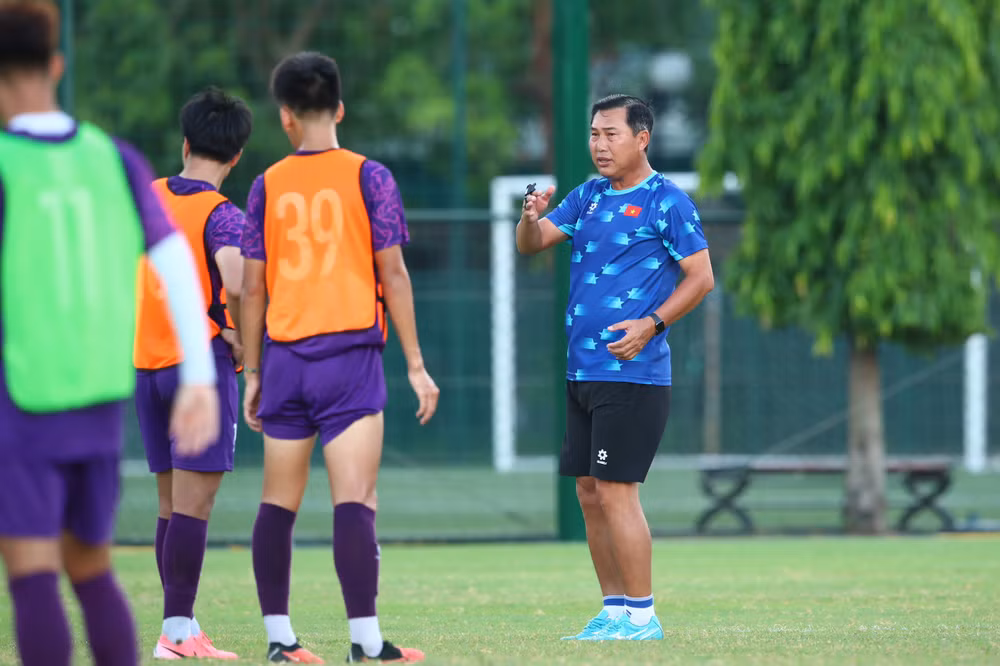 Huấn luyện viên Hứa Hiền Vinh rút gọn danh sách đội tuyển U19 Việt Nam xuống còn 26 cầu thủ. (Ảnh: VFF)