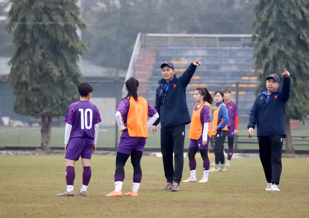 Huấn luyện viên Akira Ijiri chỉ đạo các học trò trên sân tập chiều 31/1. (Ảnh: VFF)
