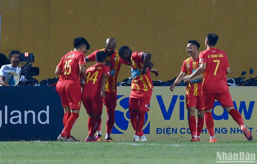Các cầu thủ Thanh Hóa ăn mừng bàn mở tỷ số.