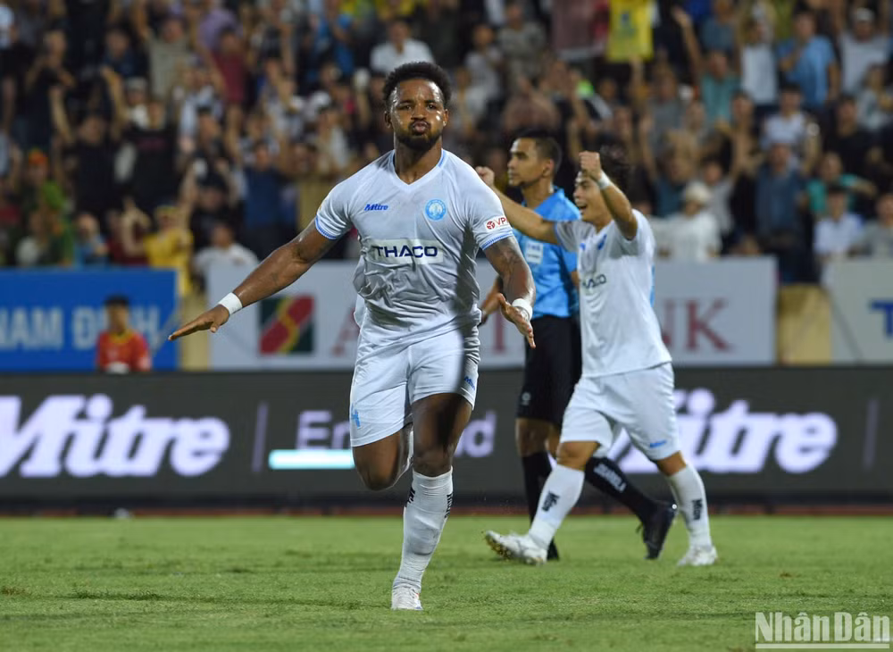 Rafaelson mở tỷ số trận đấu trong thế trận giằng co.