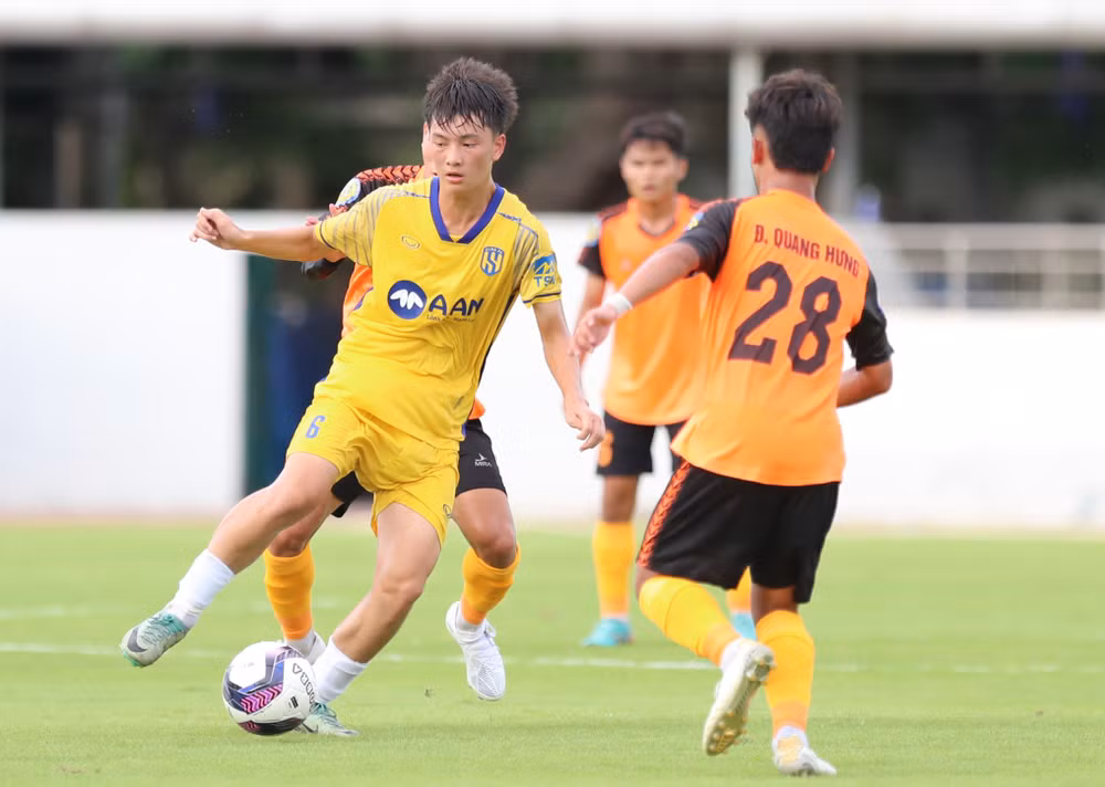 Sông Lam Nghệ An (áo vàng) bất ngờ bị dẫn trước. (Ảnh: HỮU TUẤN)