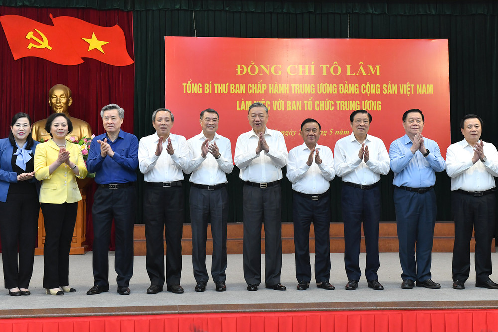 Tổng Bí thư Tô Lâm với các đồng chí lãnh đạo Đảng, Nhà nước và các đại biểu tham dự buổi làm việc. (Ảnh: ĐĂNG KHOA) Tổng Bí thư Tô Lâm với các đồng chí lãnh đạo Đảng, Nhà nước và các đại biểu tham dự buổi làm việc. (Ảnh: ĐĂNG KHOA)