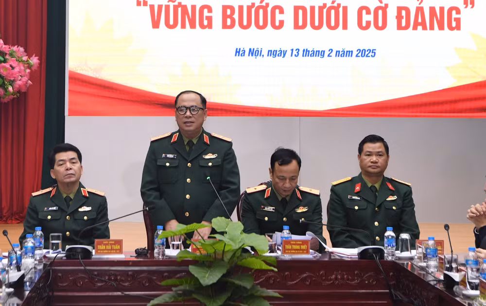 Thiếu tướng Đoàn Xuân Bộ, Tổng Biên tập Báo Quân đội nhân dân phát biểu tại buổi gặp mặt. (Ảnh: Thái Hưng)