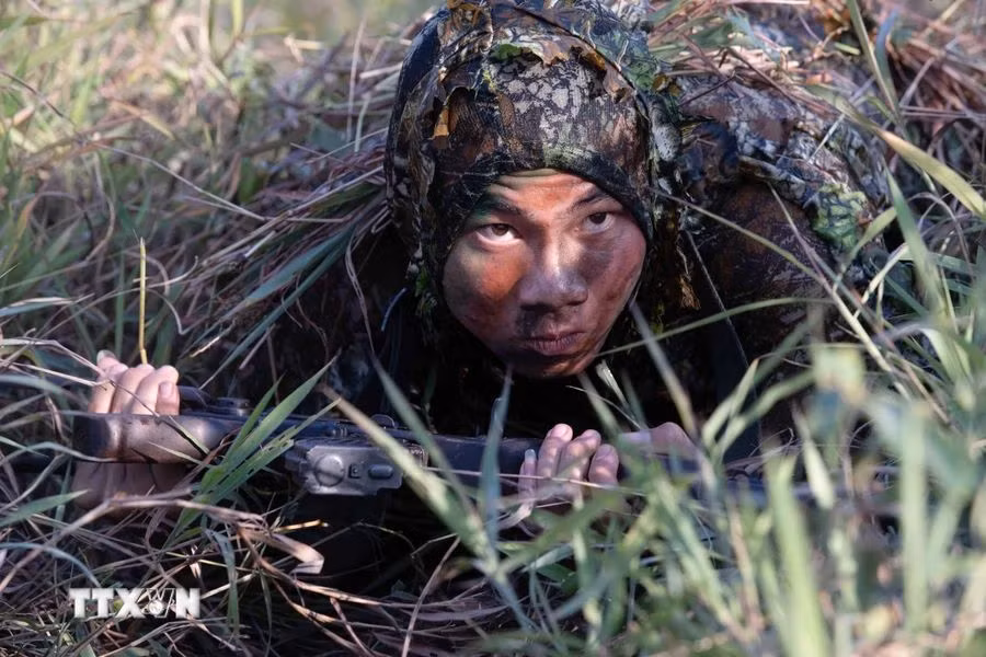 Chương trình huấn luyện và sinh hoạt hàng ngày của các chiến sĩ Cảnh sát cơ động chống khủng bố luôn với tinh thần "một phút cũng luyện, một giây cũng rèn". (Ảnh: TTXVN)