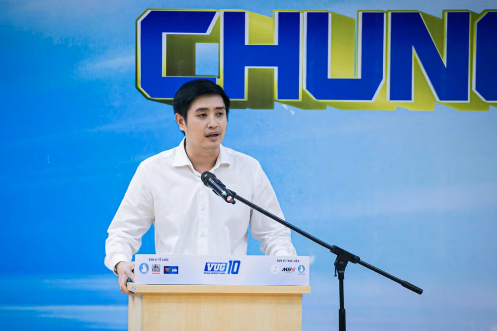 Đồng chí Lâm Tùng, Ủy viên Ban Chấp hành, Phó Trưởng ban Thanh niên Trường học Trung ương Đoàn, Giám đốc Trung tâm Hỗ trợ và Phát triển Sinh viên Việt Nam phát biểu tại vòng Chung kết.