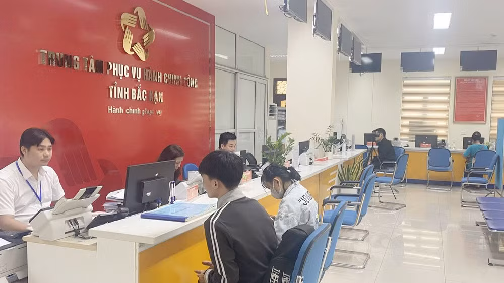 Bắc Kạn nỗ lực xây dựng chính quyền phục vụ (Trong ảnh: Hoạt động tại Trung tâm phục vụ hành chính công tỉnh Bắc Kạn) (Ảnh: HƯƠNG LAN)