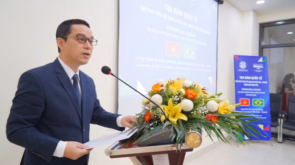 PGS, TS, Tạ Minh Tuấn, Phó Chủ tịch Viện Hàn lâm Khoa học xã hội Việt Nam phát biểu chào mừng tại tọa đàm. (Ảnh: VASS) 