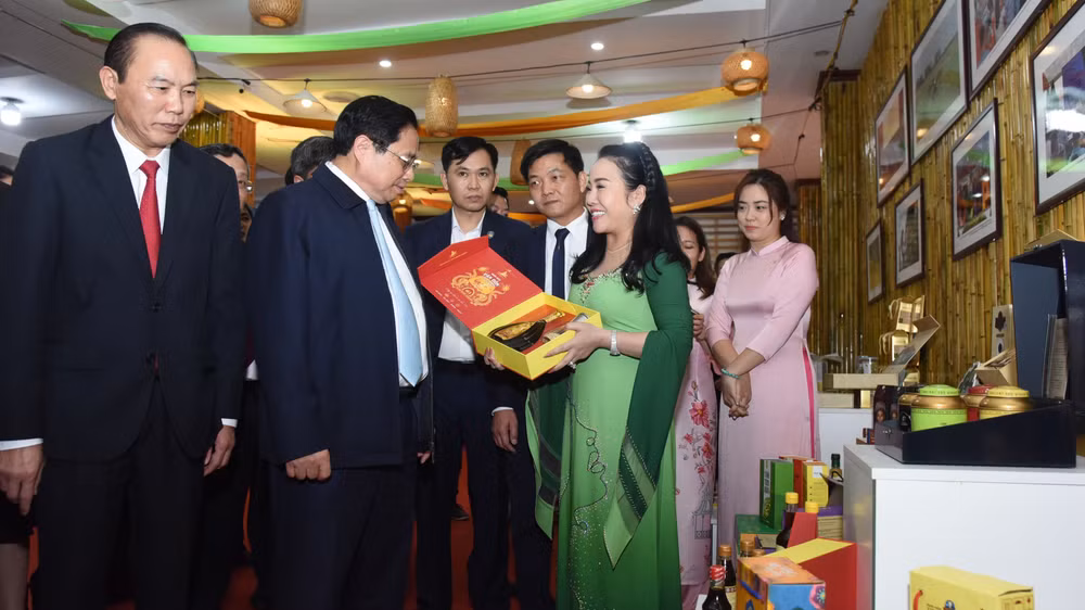 Thủ tướng Phạm Minh Chính và các đại biểu tham quan các gian trưng bày sản phẩm nông nghiệp.