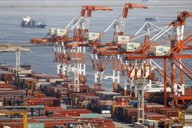 Cảng hàng hóa ở Tokyo, Nhật Bản. Ảnh: Kyodo/TTXVN