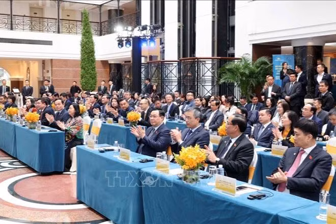 Chủ tịch Quốc hội Vương Đình Huệ và các đại biểu tham dự buổi lễ. (Ảnh: TTXVN)