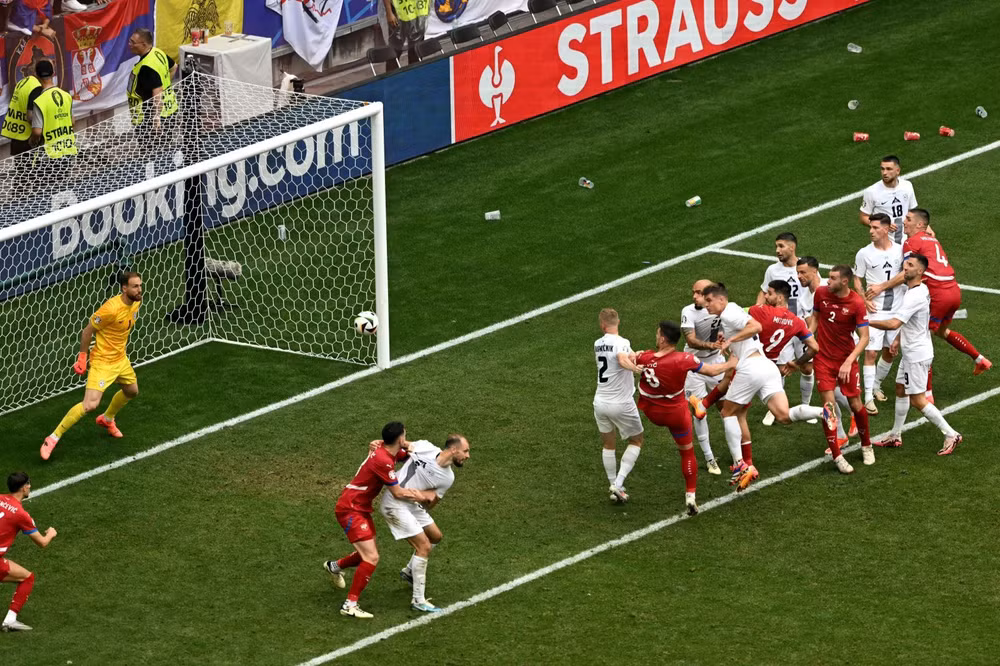 Pha đánh đầu ghi bàn gỡ hòa 1-1 ở phút 90+5 của tiền đạo Serbia Luka Jovic (số 8). (Ảnh: AFP/TTXVN)
