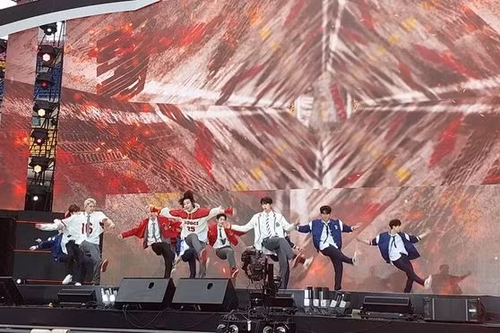 Tempest - nhóm nhạc Hàn Quốc đầu tiên có một thành viên người Việt là Hanbin (tên thật Ngô Ngọc Hưng) biểu diễn tại Dream Concert 2023 ở Busan. (Ảnh: Vietnam+)