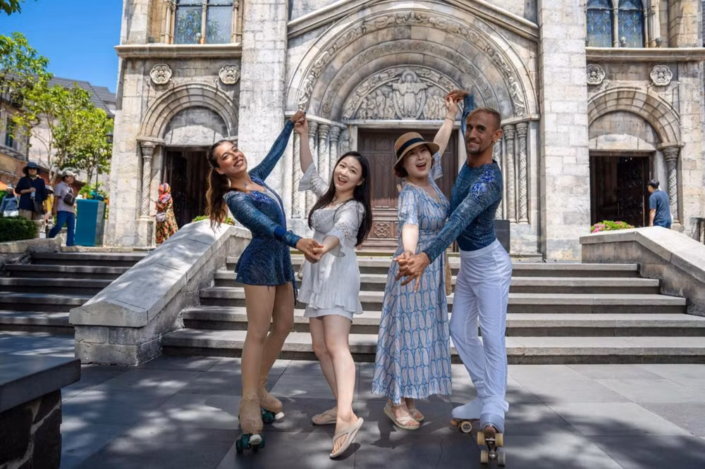 Khách Hàn Quốc check in với các nghệ sĩ quốc tế tại Sun World Ba Na Hills.